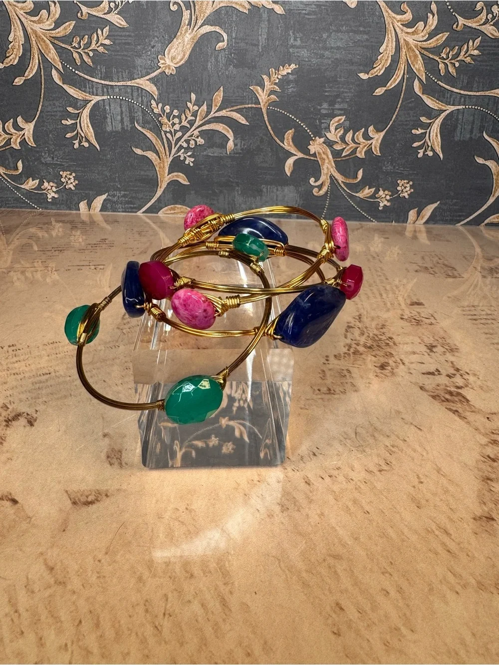 Set of 4 Gold Tone Wire Beaded Bracelets Pink Magenta Blue Green C53